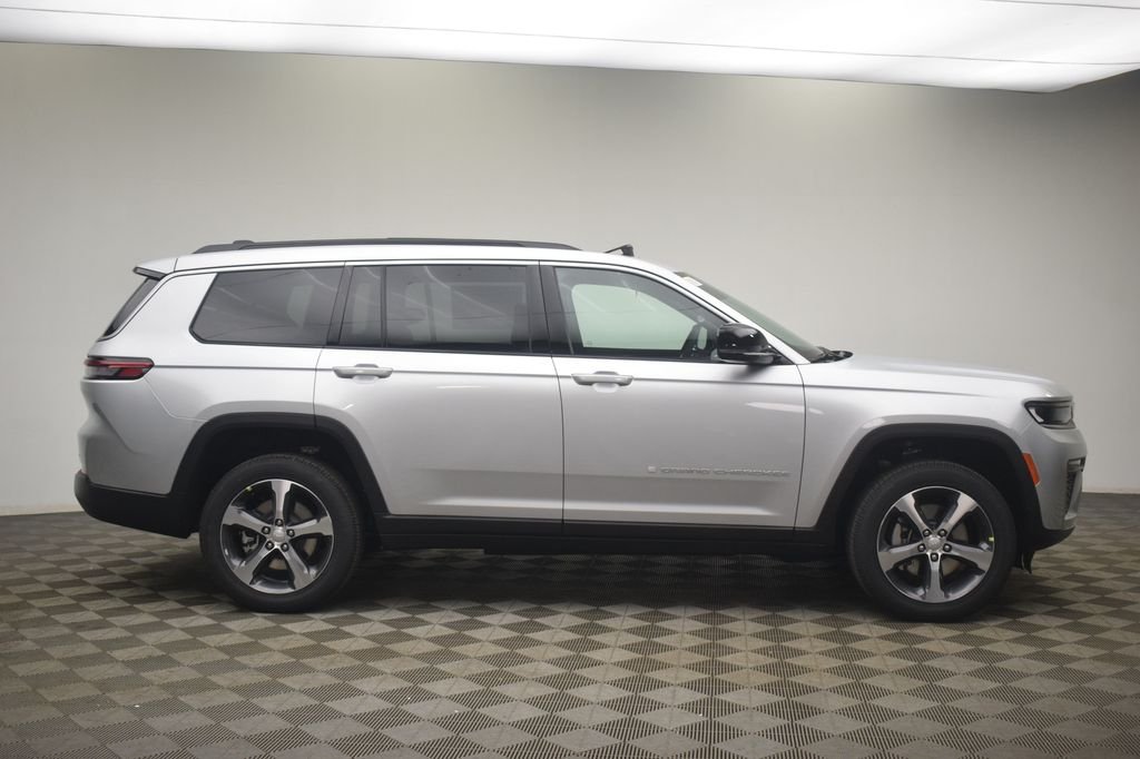 New 2026 Silver Zynith Exterior Paint Jeep Limited image 3