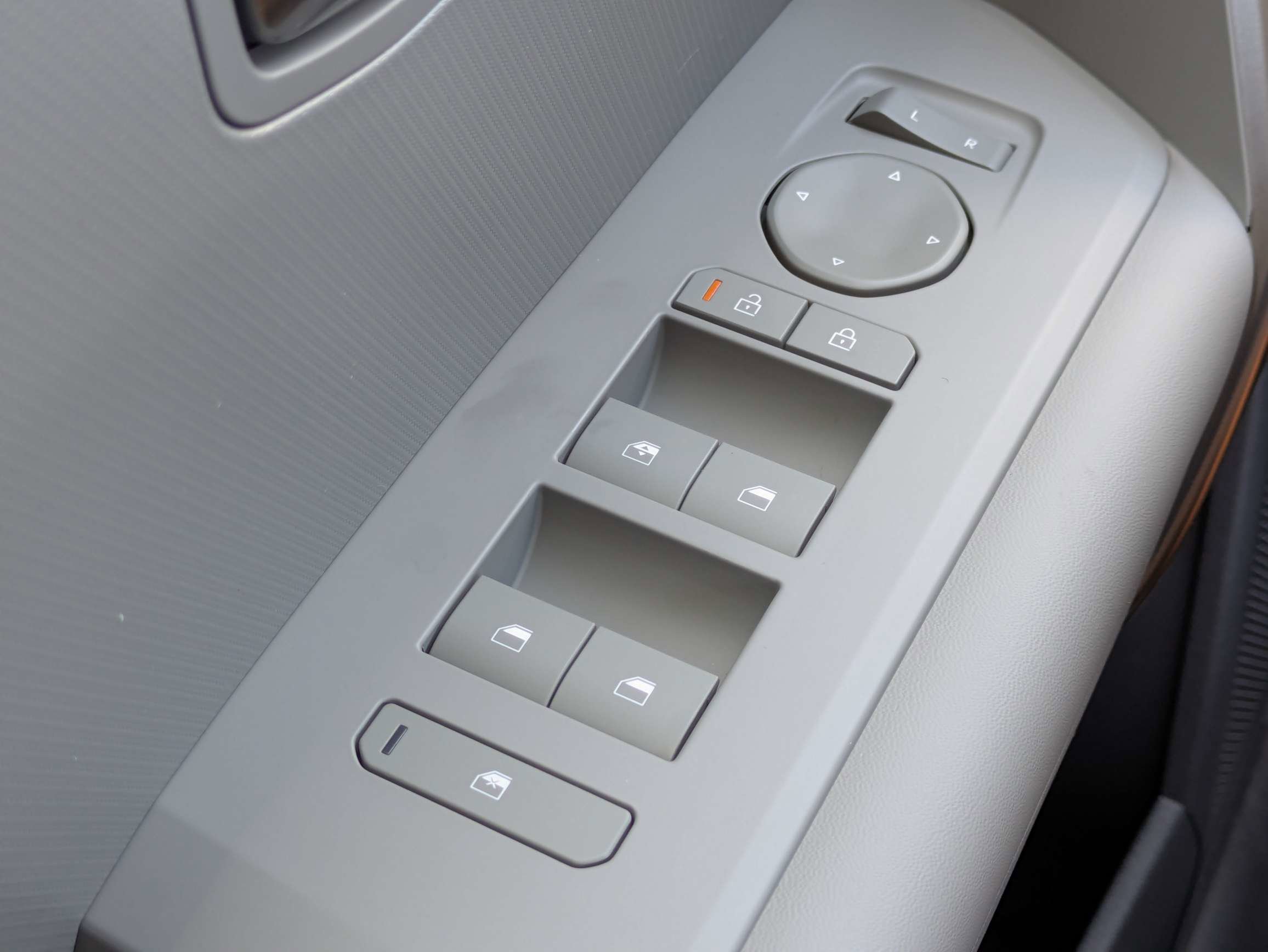 New 2027 Ivory Silver Kia S image 28
