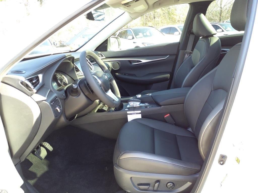 Used 2024 Radiant White INFINITI LUXE image 3