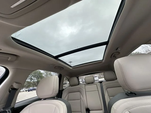 Used 2025 White Lincoln Reserve image 22