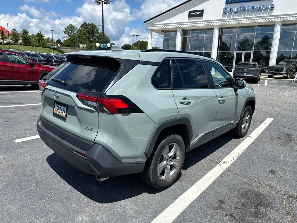 Used 2022  Toyota XLE image 4