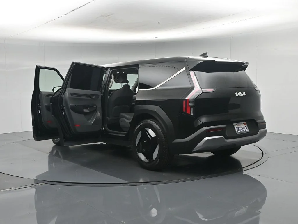 Used 2024 Black Kia Light Long Range image 39