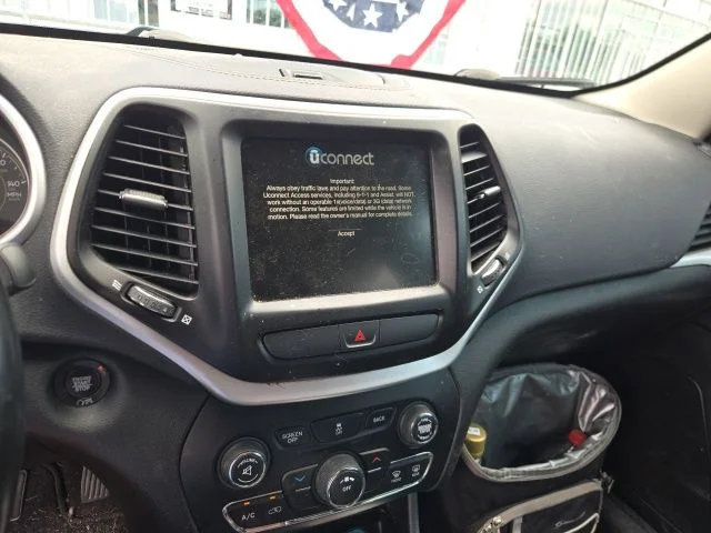Used 2018 Silver Jeep Latitude Plus image 13