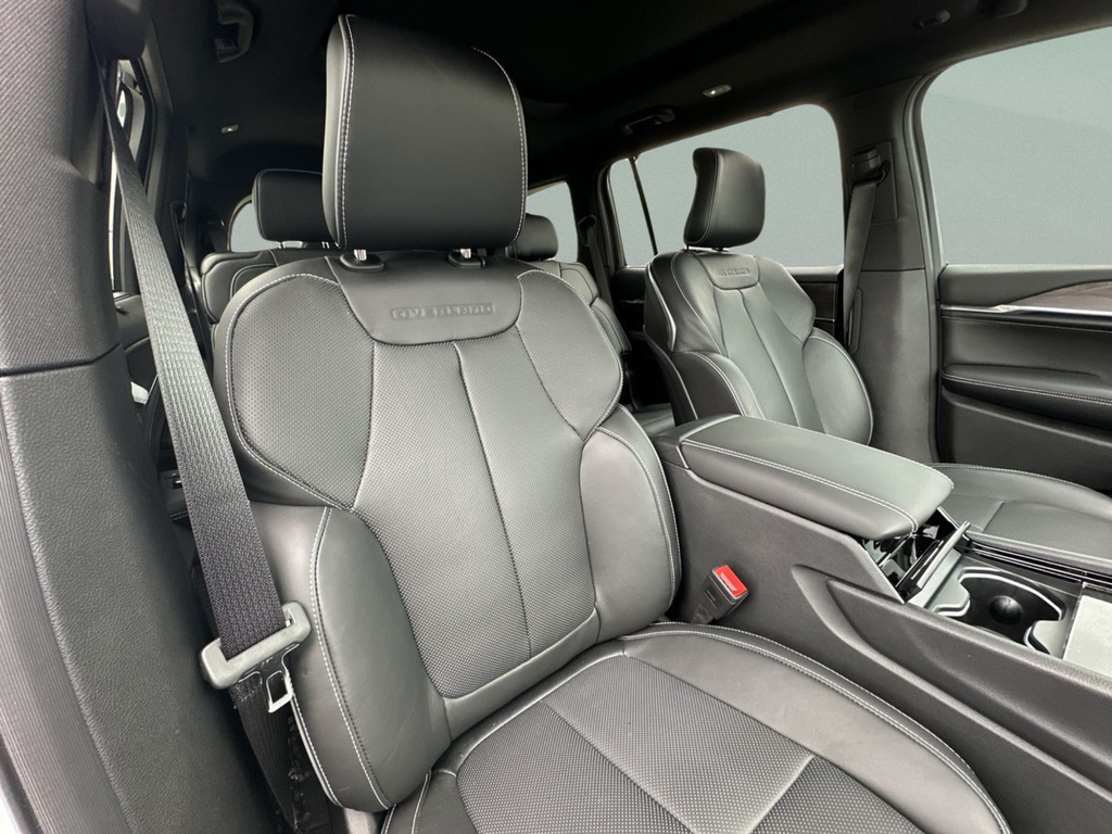 New 2025 Bright White Clear-Coat Exterior Paint Jeep Overland image 25