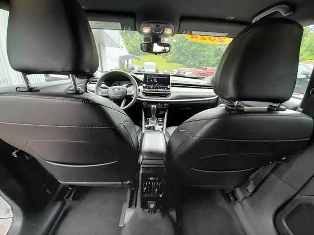 Used 2024 White Jeep Latitude image 37