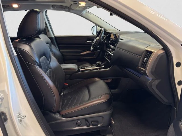 Used 2024 White Nissan Platinum image 16