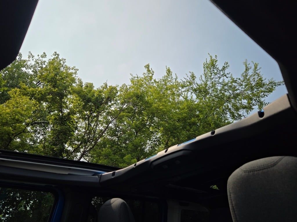 New 2026 Hydro Blue Pearl-Coat Exterior Paint Jeep Sahara image 3