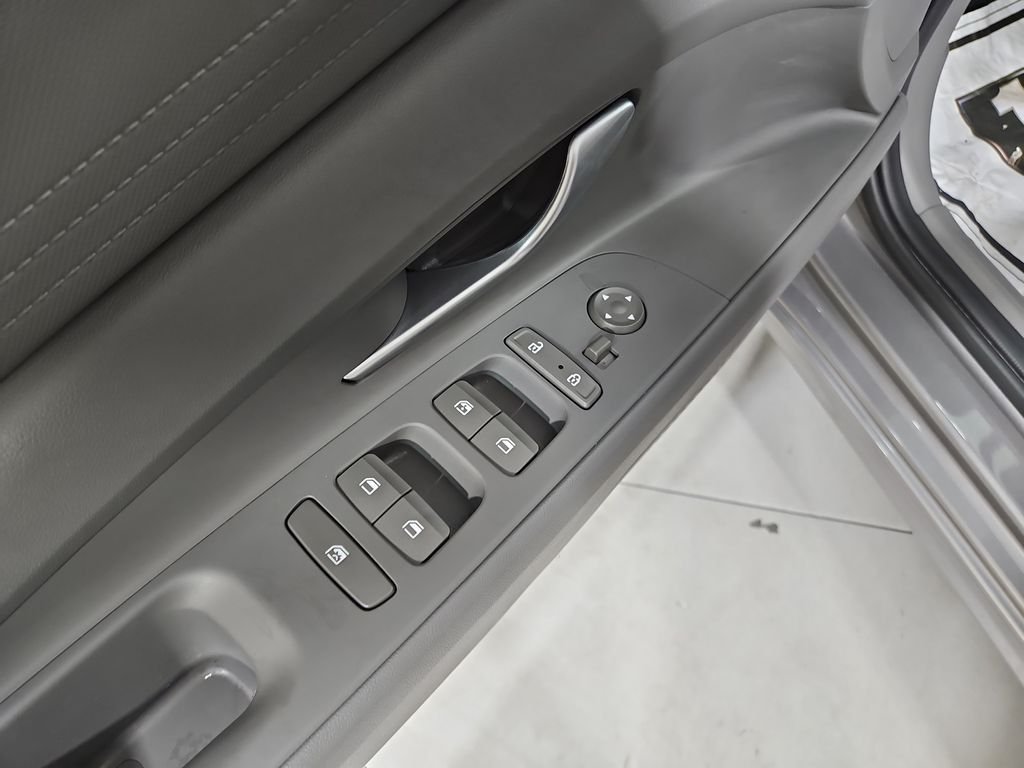 Used 2023 Silver Hyundai SEL image 12