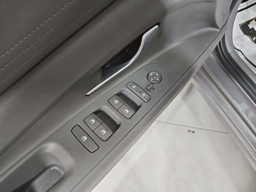 Used 2023 Silver Hyundai SEL image 12