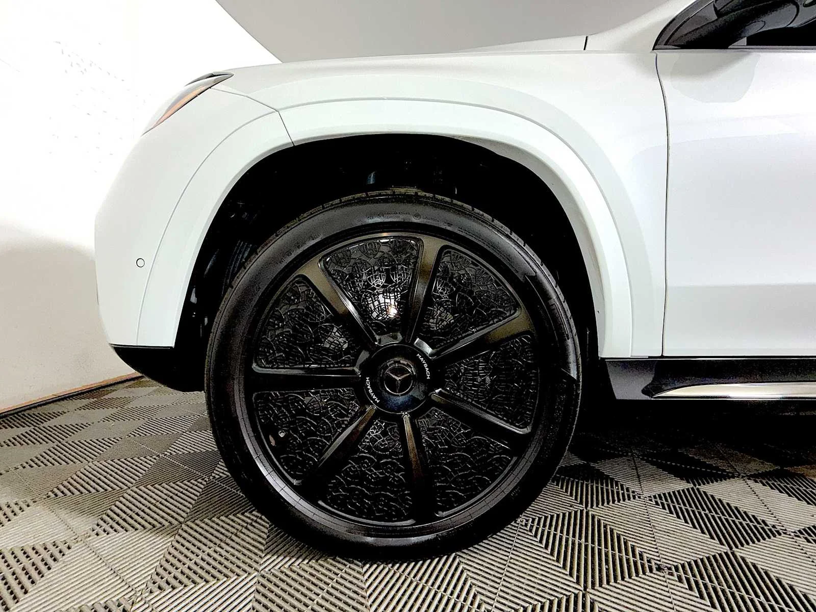 Used 2025 MANUFAKTUR Moonlight White Metallic Mercedes-Benz Maybach GLS 600 image 8