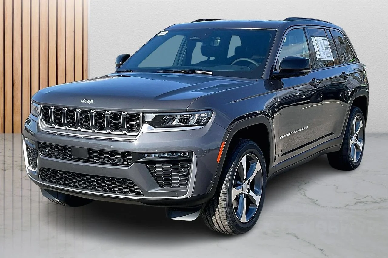 New 2026 Baltic Gray Metallic Clear-Coat Exterior Paint Jeep Limited image 4
