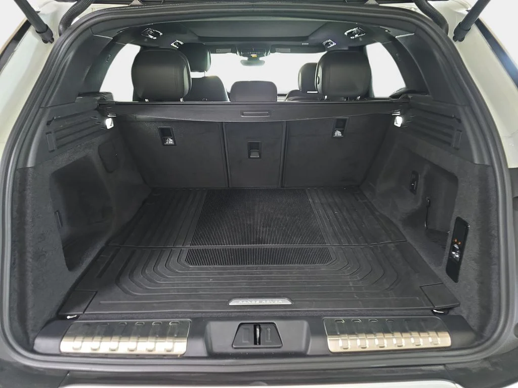 Used 2024 White Land Rover Dynamic SE image 30