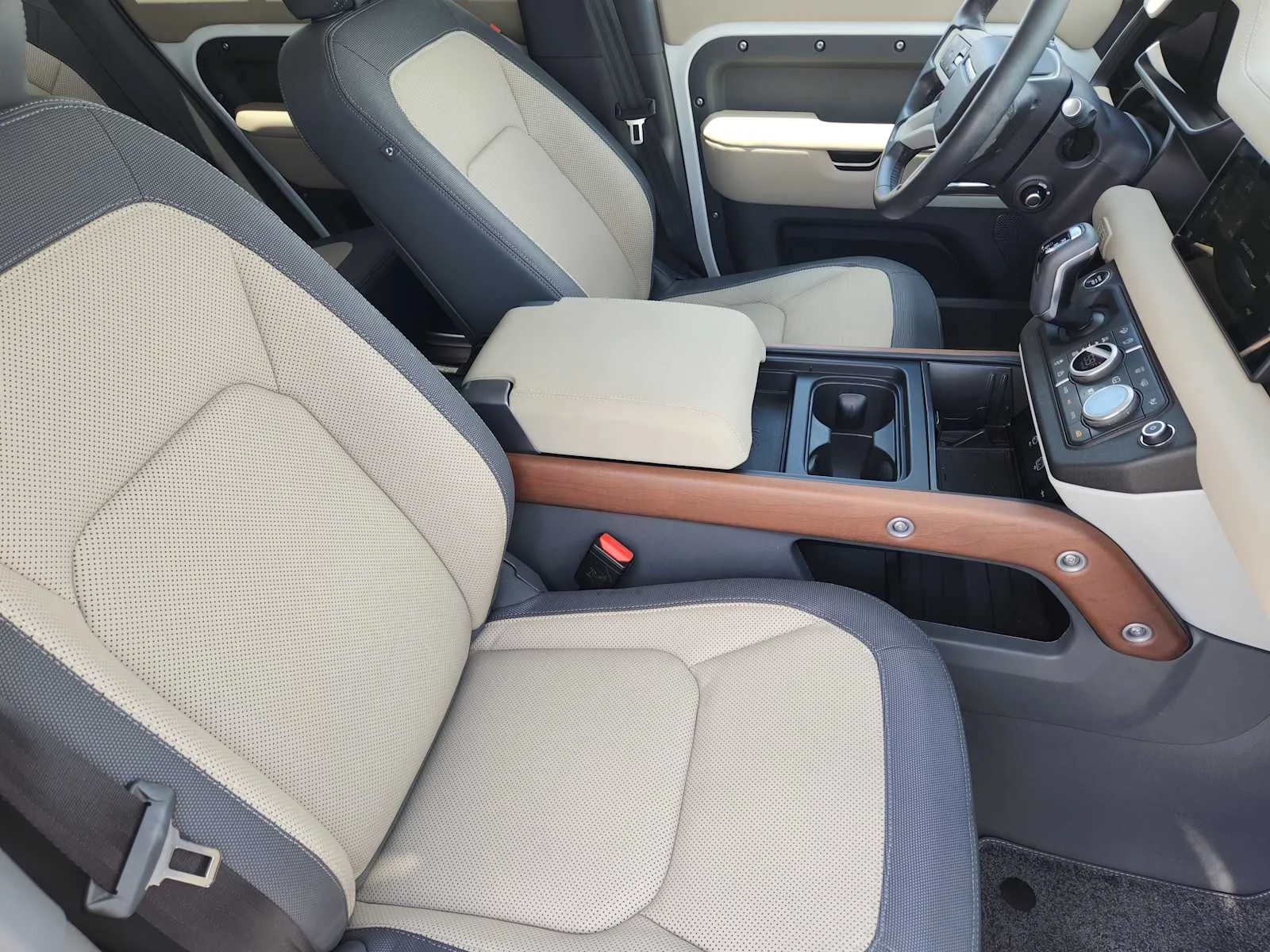Certified Used 2024 FUJI WHITE Land Rover X-Dynamic SE image 13