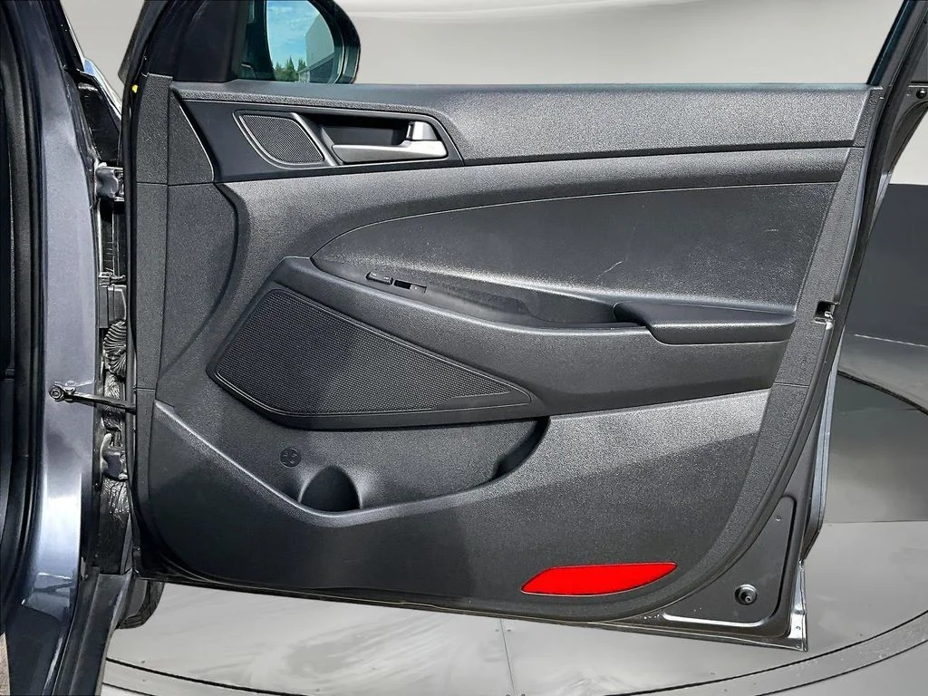 Used 2018 Gray Hyundai SE image 31