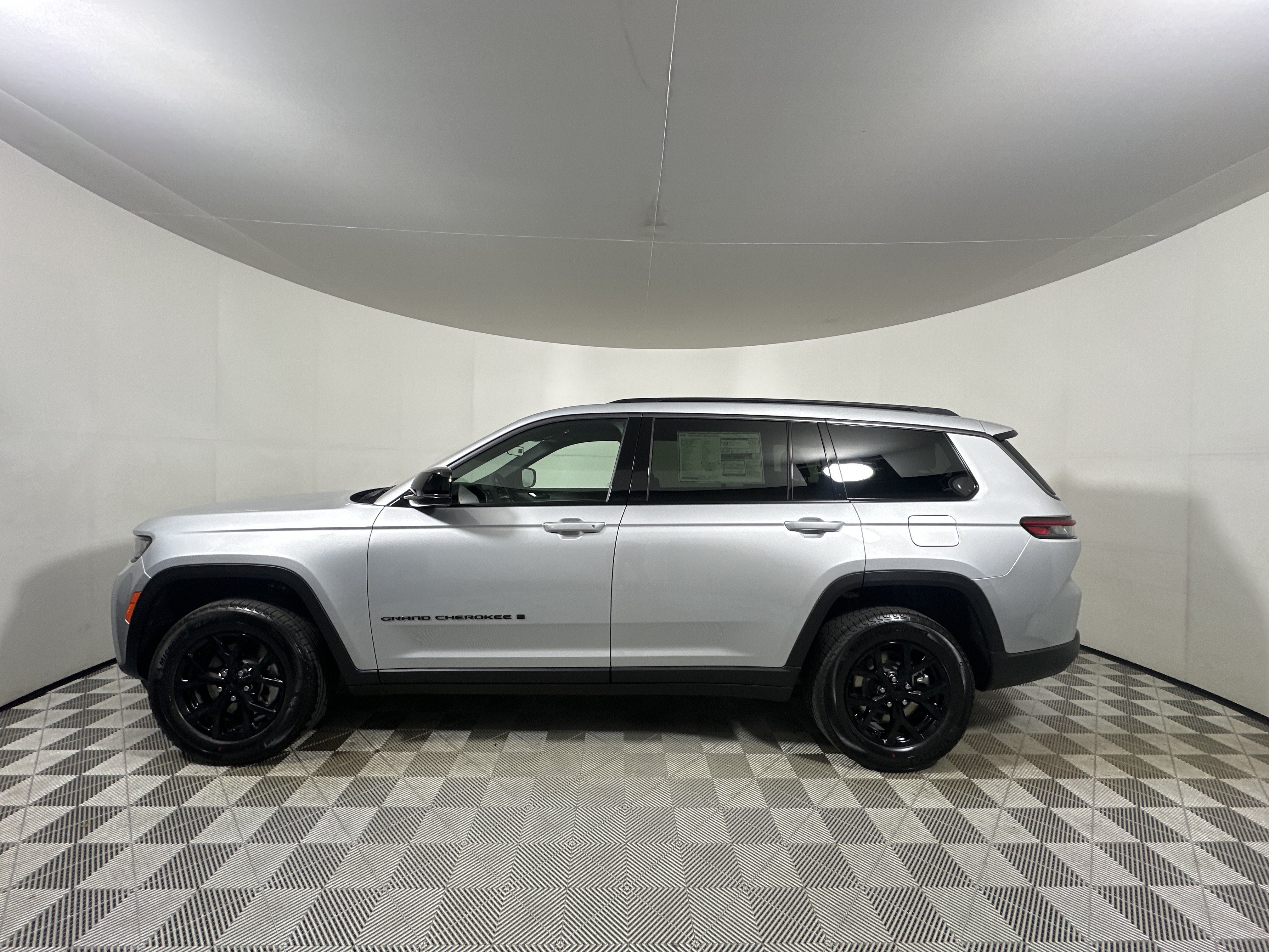 New 2026 Silver Zynith Jeep Laredo Altitude image 4