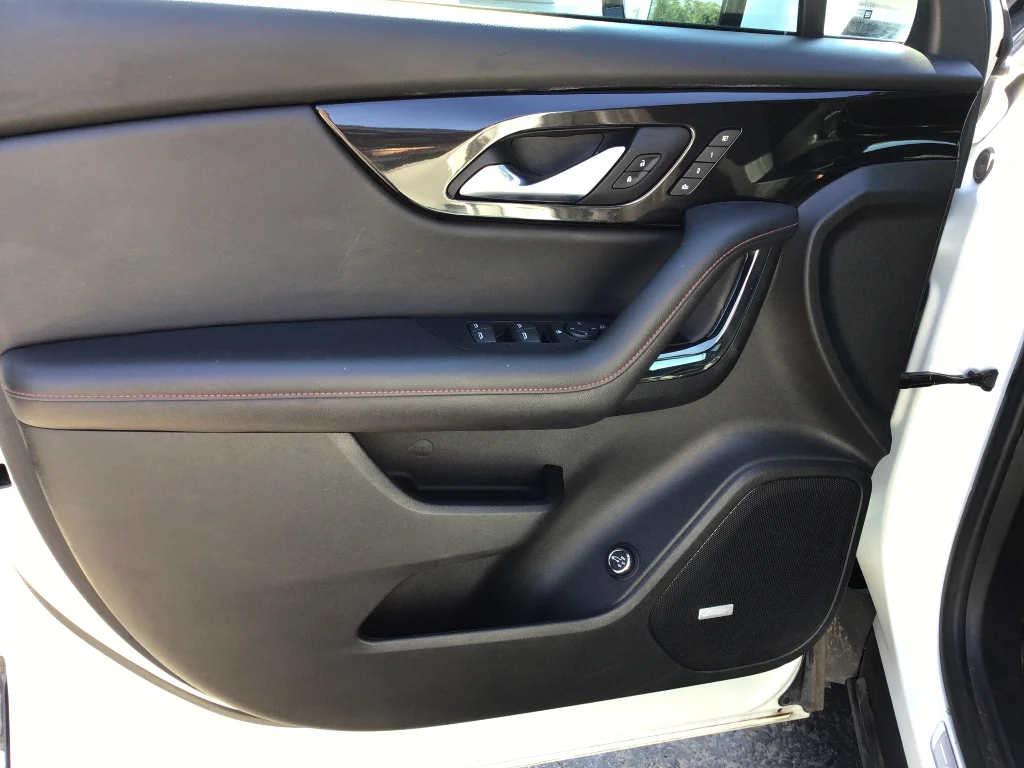 Used 2022 Iridescent Pearl Tricoat Chevrolet RS image 11