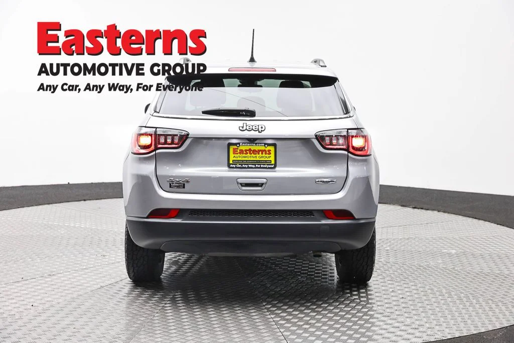 Used 2022 Silver Jeep Latitude image 6