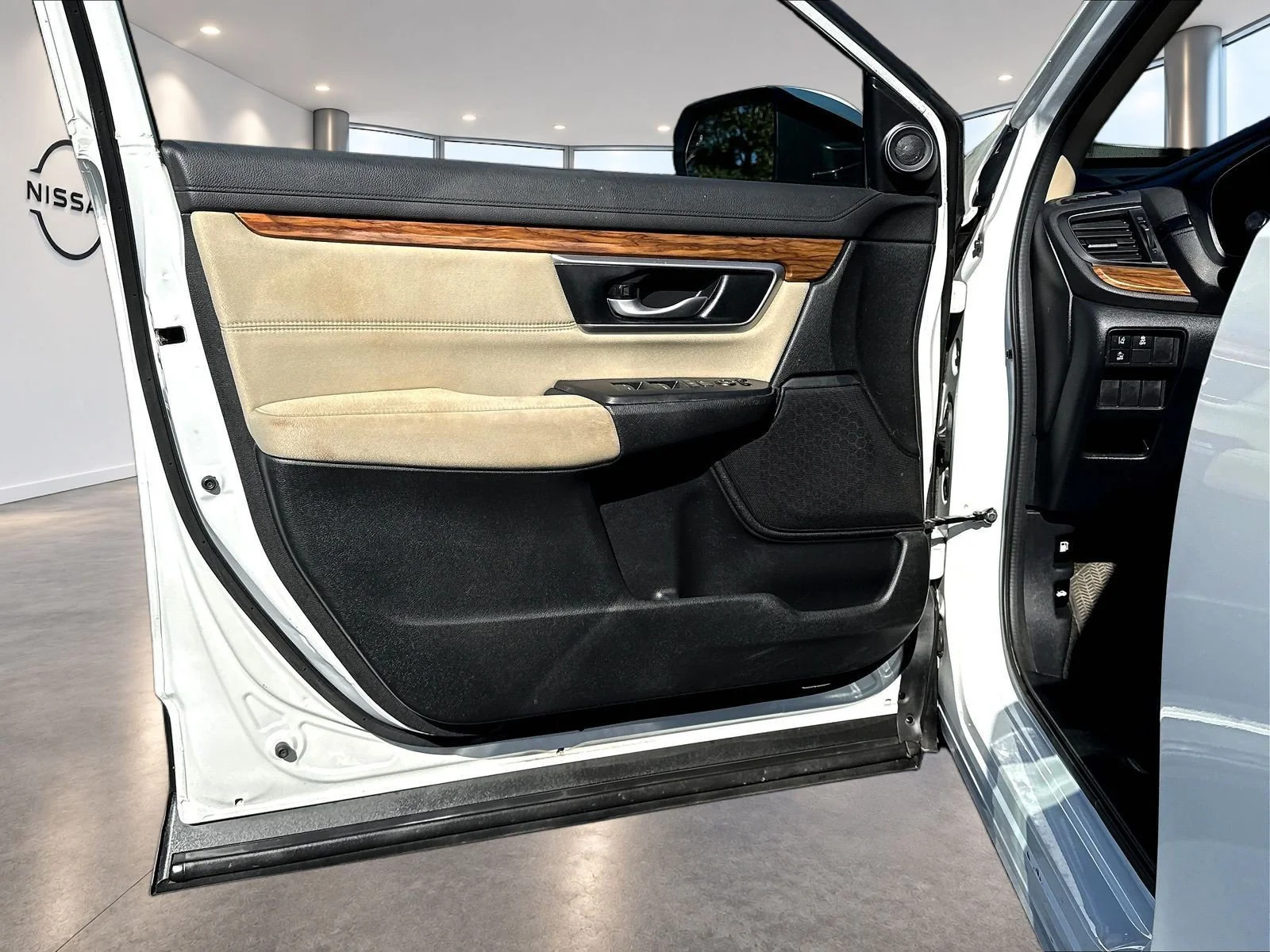 Used 2022 Platinum White Pearl Honda EX image 22