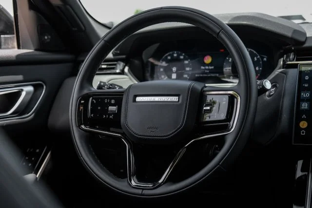 Used 2025  Land Rover Dynamic SE image 19