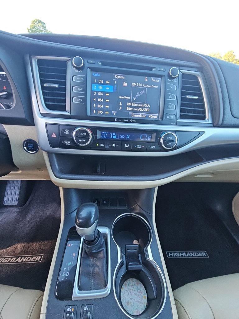 Used 2017 White Toyota XLE image 33