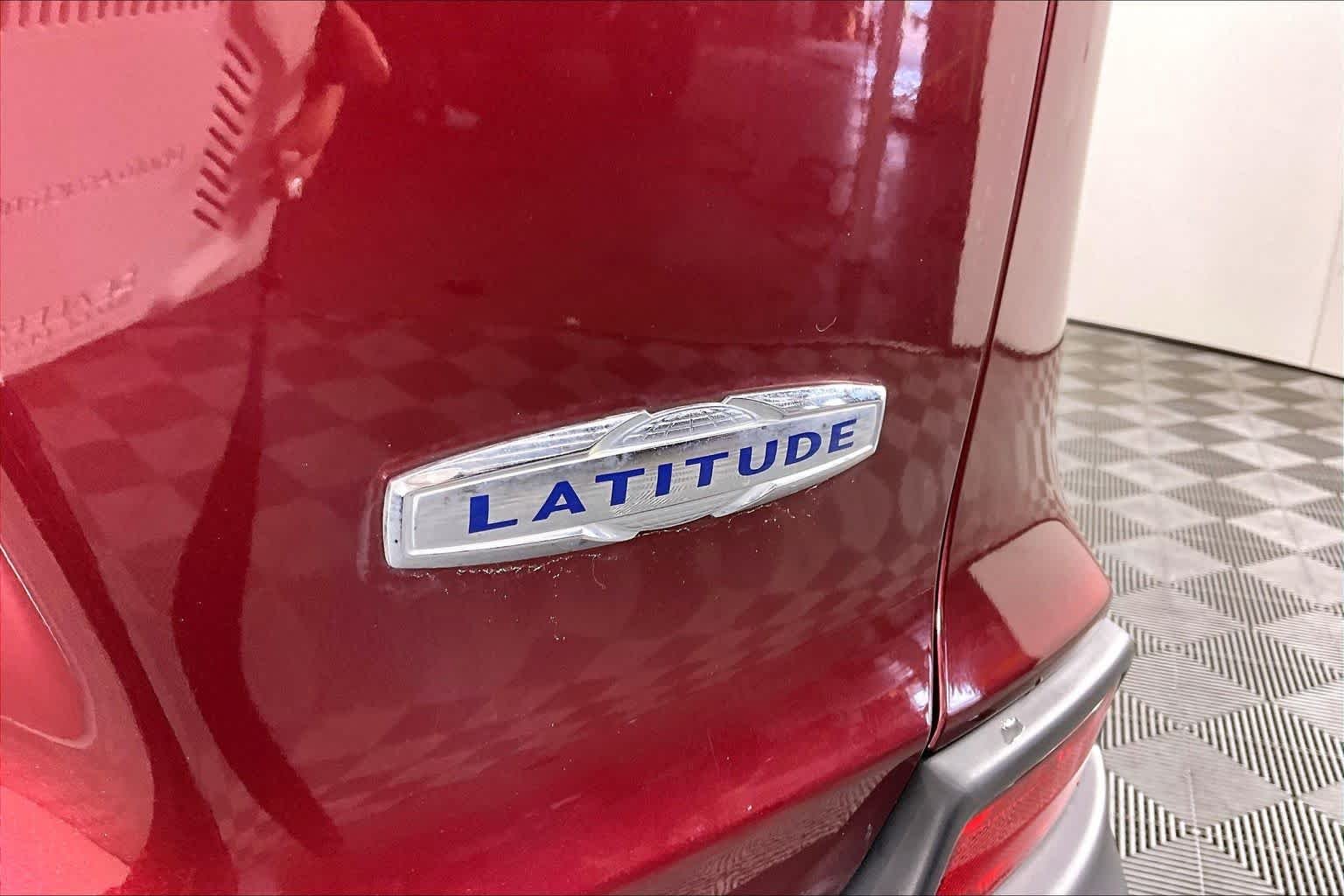 Used 2019 Velvet Red Pearlcoat Jeep Latitude image 10