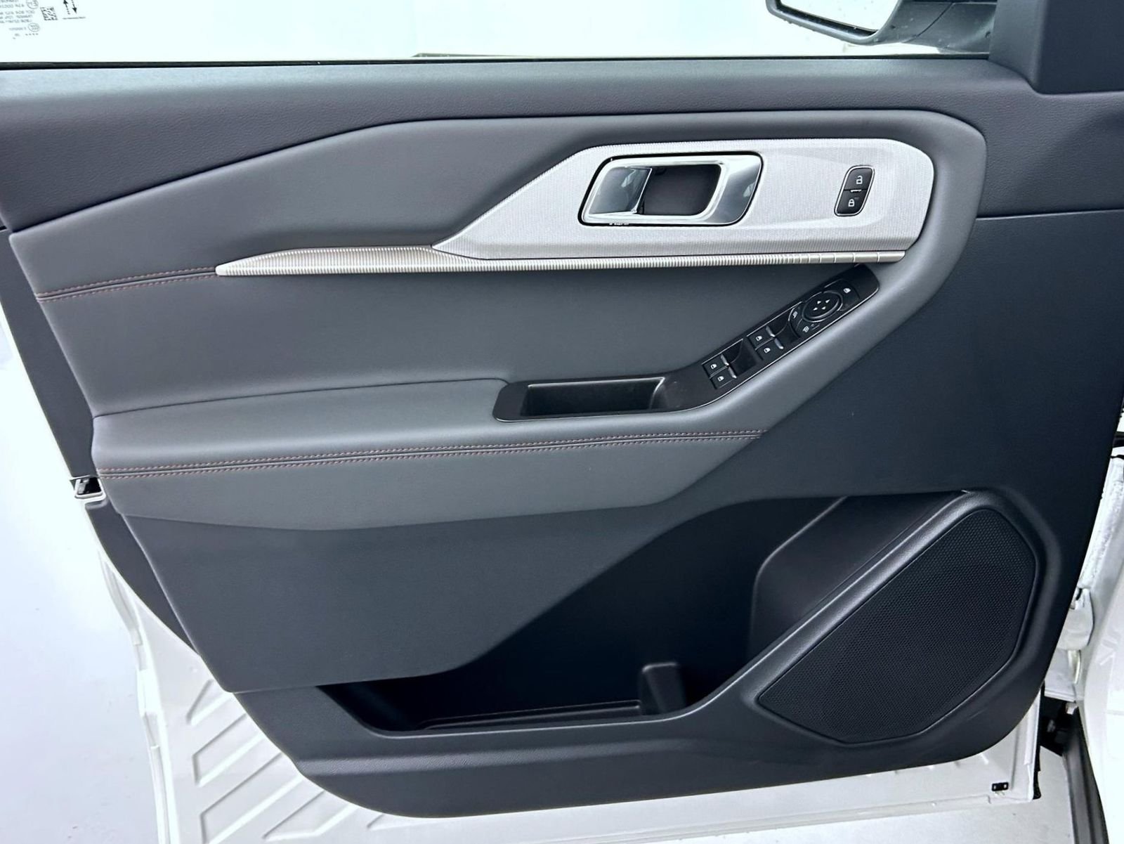 New 2026 Star White Metallic Tri-Coat Ford Active image 9