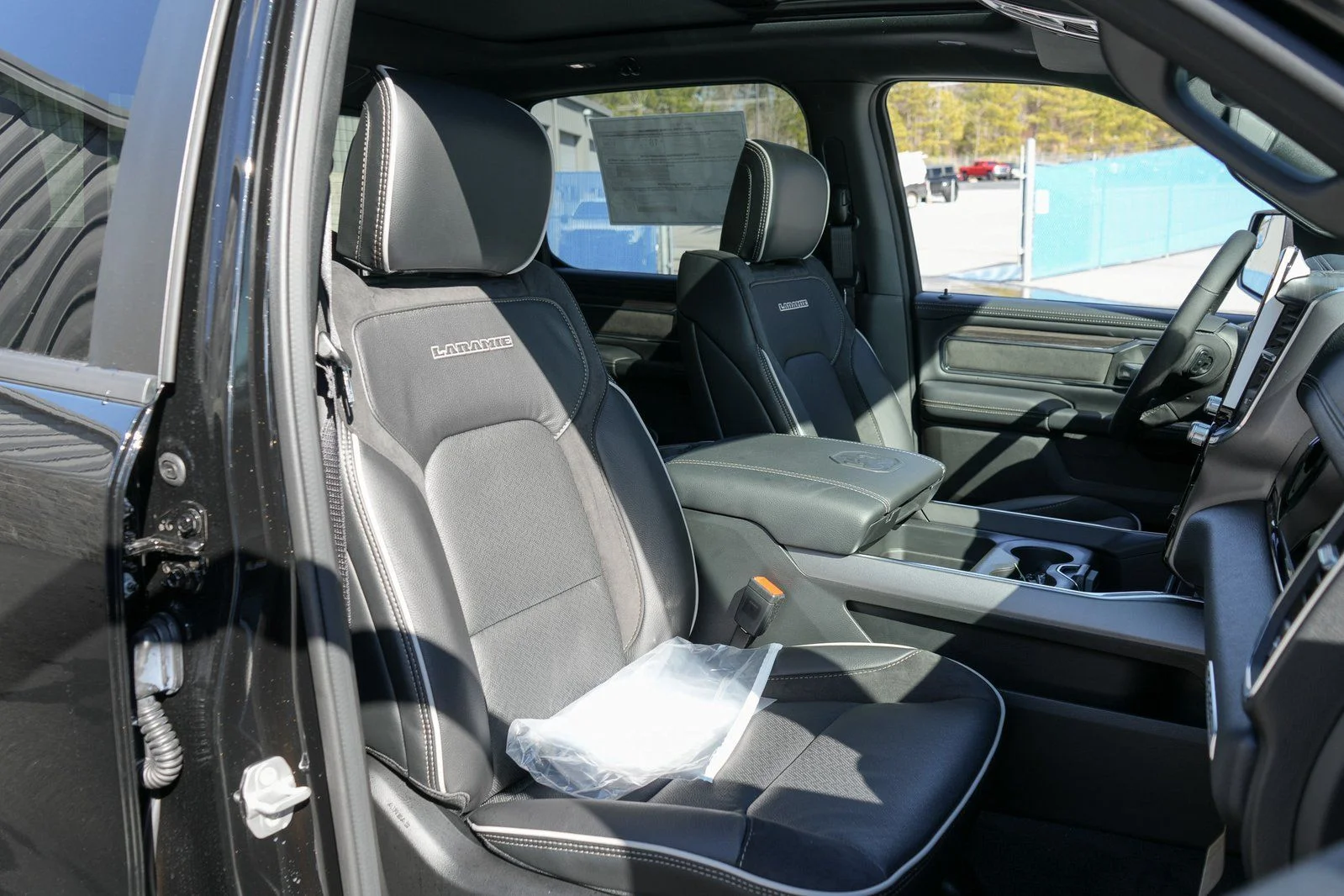 New 2026 Diamond Black Crystal Pearl-Coat Exterior Paint RAM Laramie image 24