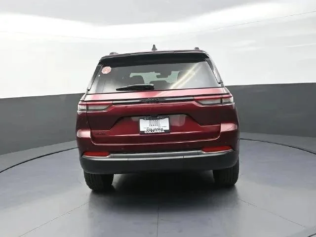 New 2026 Velvet Red Pearl-Coat Exterior Paint Jeep Laredo image 7