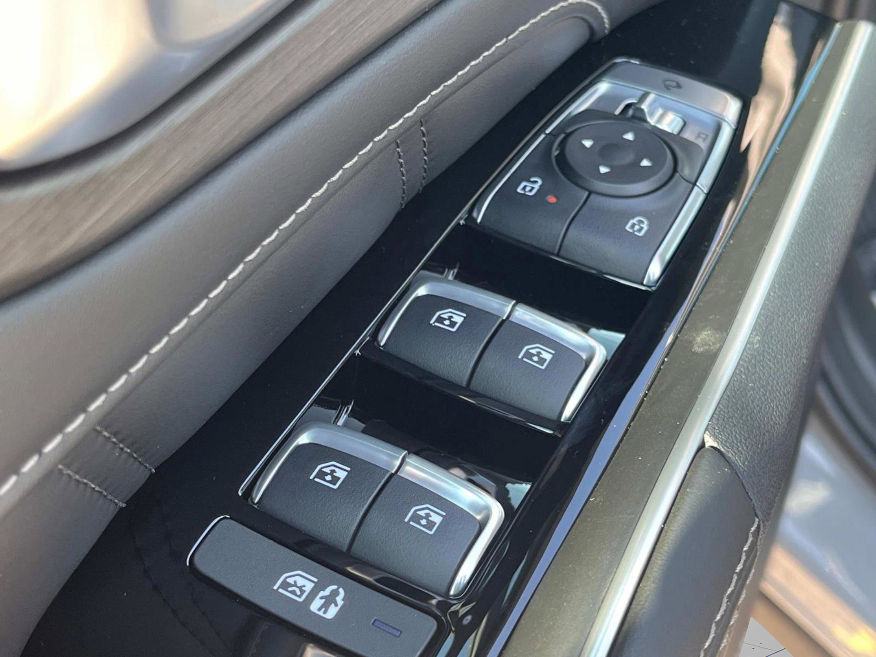 New 2025 Wolf Gray Kia X-Line SX AWD image 25