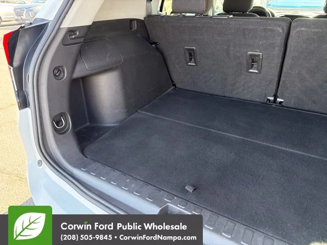 Used 2021 Summit White GMC  image 31