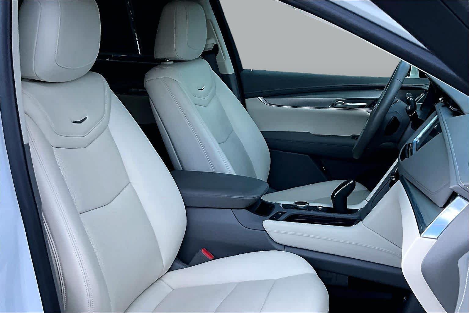 Used 2020 Crystal White Tricoat Cadillac Premium Luxury FWD image 9