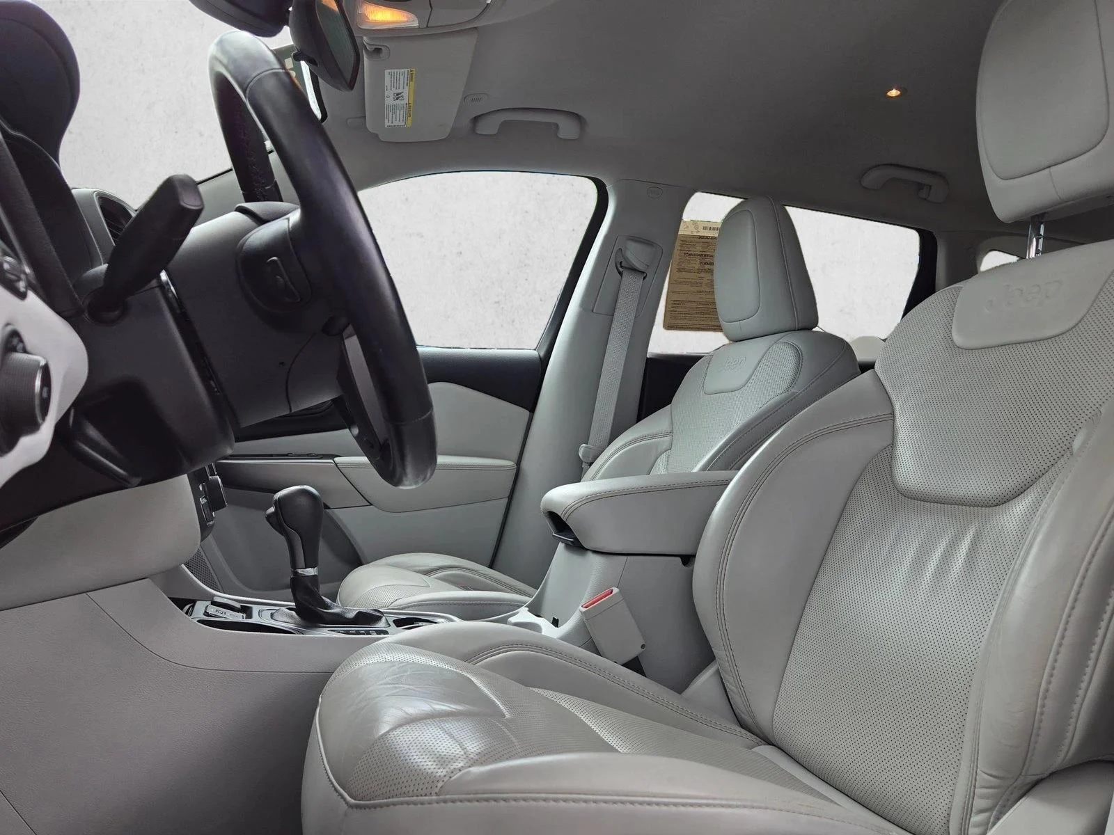 Used 2021 Bright White Clearcoat Jeep Latitude Lux image 16