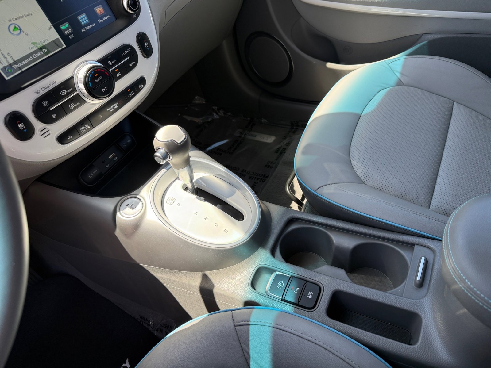 Used 2017 Clear White Kia Plus image 13