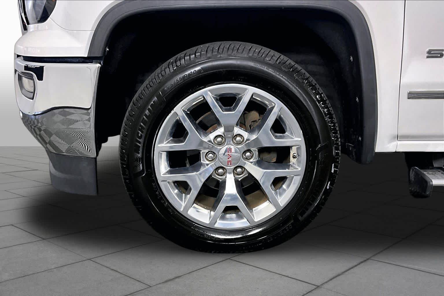 Used 2017 White Frost Tricoat GMC SLT image 11