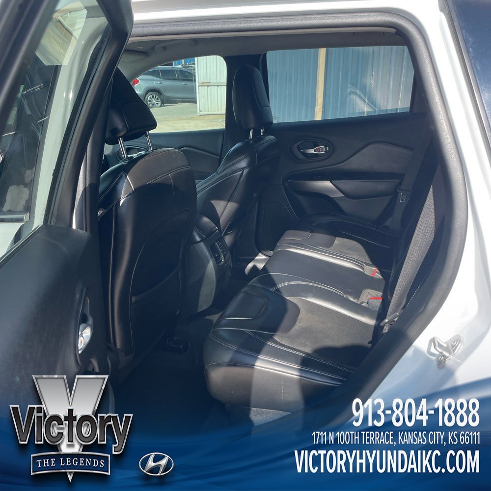Used 2019 White Jeep Latitude Plus image 7