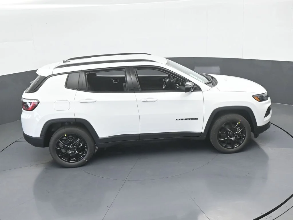 New 2026 Bright White Clear-Coat Exterior Paint Jeep Latitude image 44