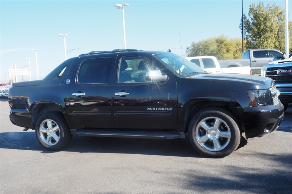 2013 Chevrolet Avalanche LS photo 3