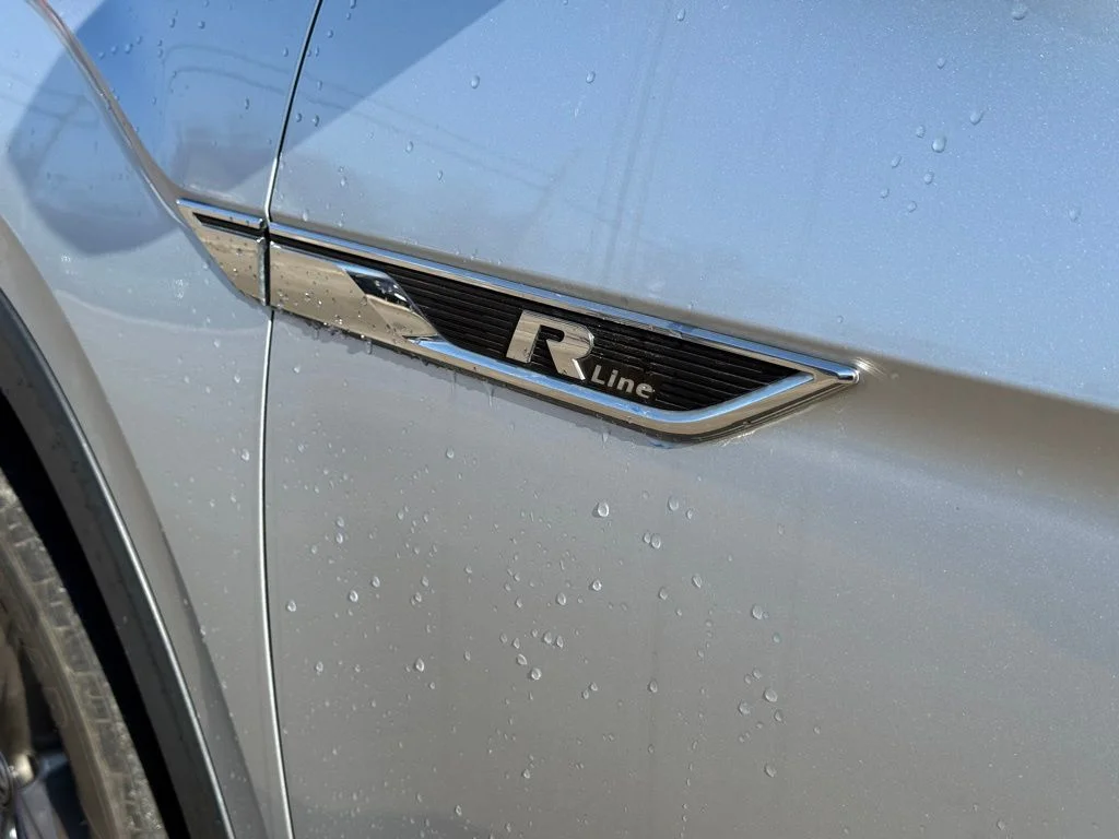 Used 2018 Silver Volkswagen SEL image 9