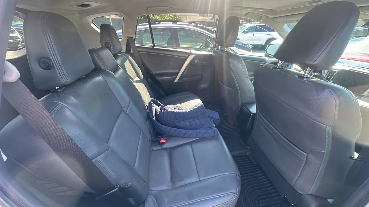 Used 2015 White Toyota XLE image 3