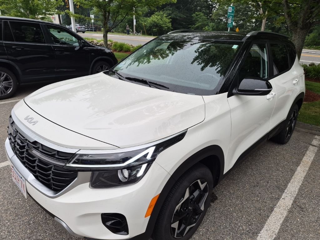 Used 2025 White Kia S image 1