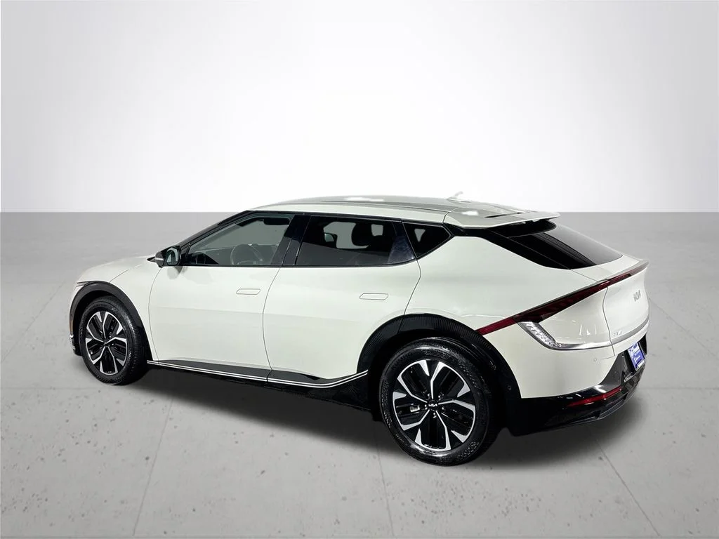 Used 2022 White Kia Wind image 8