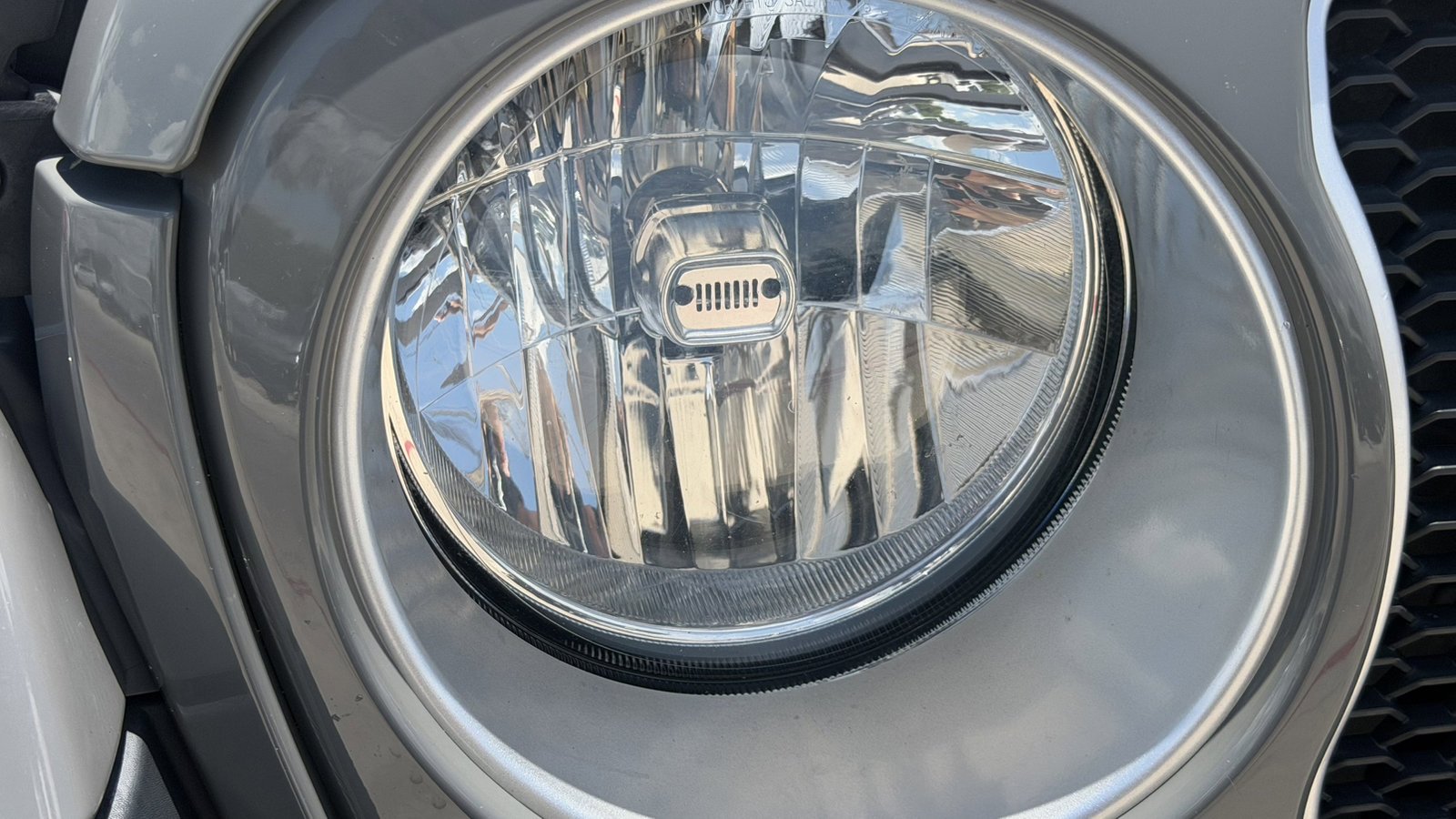 Used 2018 Sting-Gray Clearcoat Jeep Sahara image 14