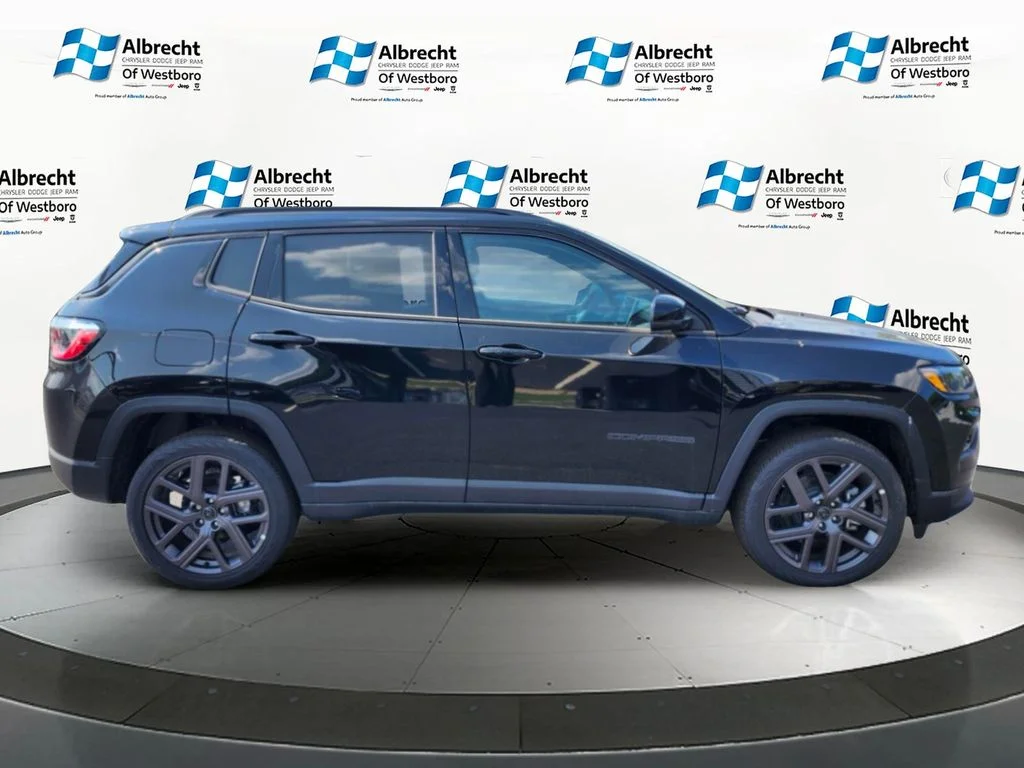 New 2026 Diamond Black Crystal Pearl-Coat Exterior Paint Jeep Limited image 6