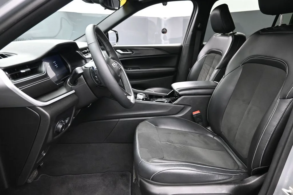 Used 2023 Silver Jeep Altitude image 18