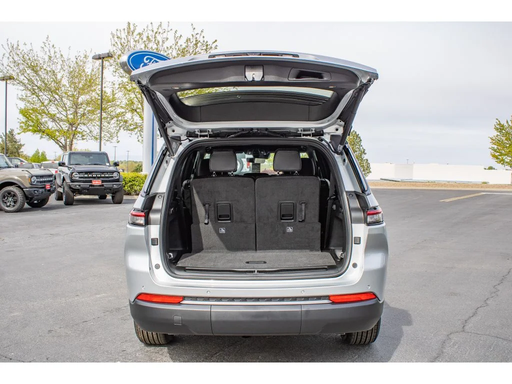 New 2026 SILVER ZYNITH Jeep Laredo Altitude image 11