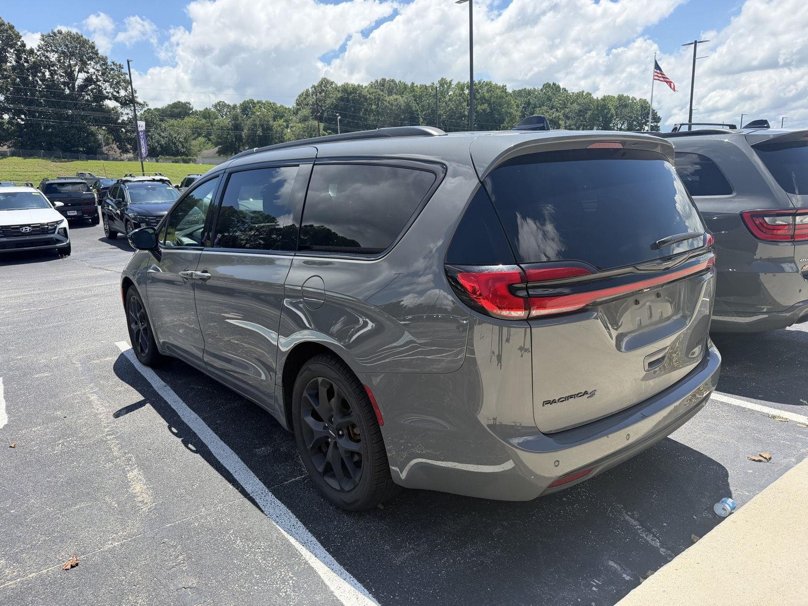 Used 2025 Ceramic Gray Clearcoat Chrysler Limited image 6