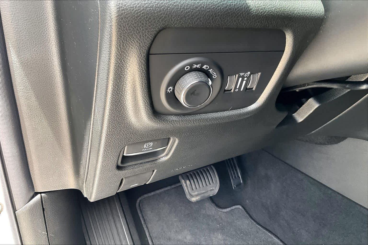 New 2026 Bright White Clear-Coat Exterior Paint Jeep Laredo image 17