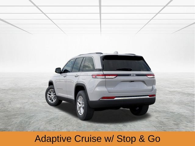 New 2026 Bright White Clear-Coat Exterior Paint Jeep Laredo X image 4