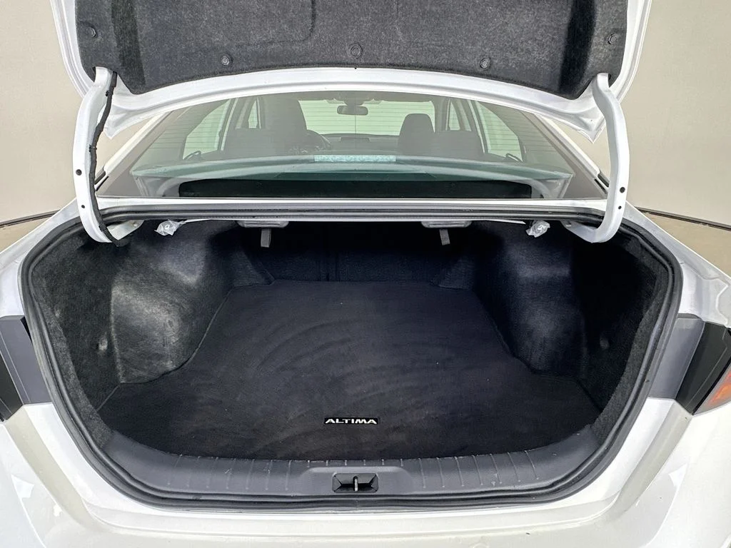 Used 2025 Glacier White Nissan 2.5 SV image 29