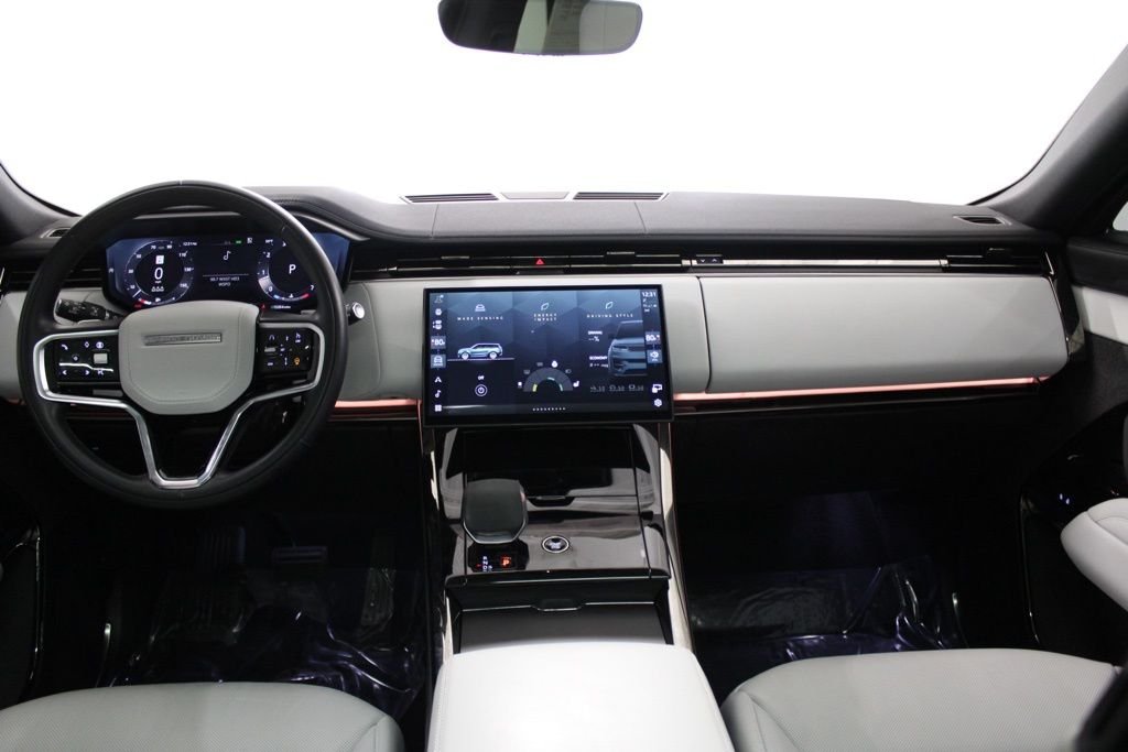 Used 2024  Land Rover SE image 30